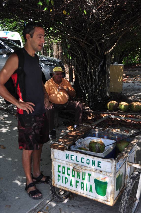 Depois da trilha, uma água de coco para refrescar, em Manuel Antonio, no litoral do Oceano Pacífico, na Costa Rica
